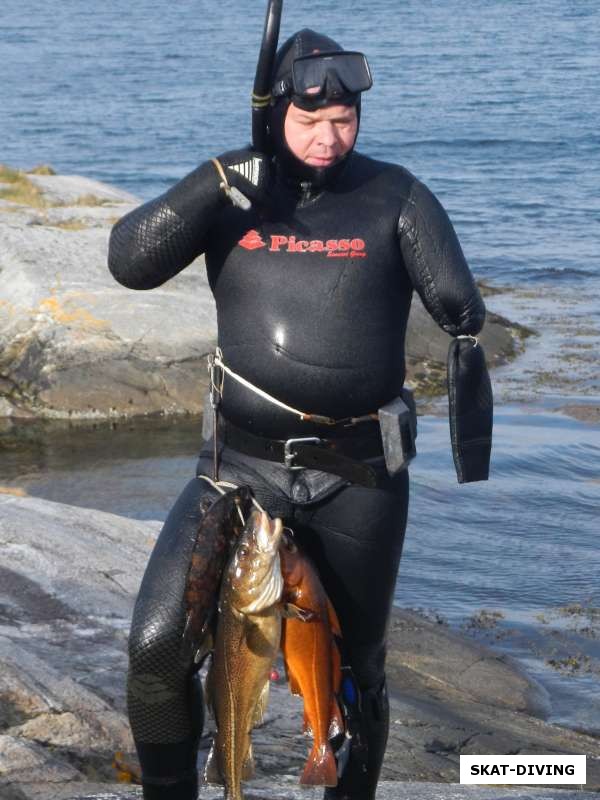 Казаков Олег, а вот подводный охотник выбрался на каменистый берег после охоты, море поделилось с ним треской