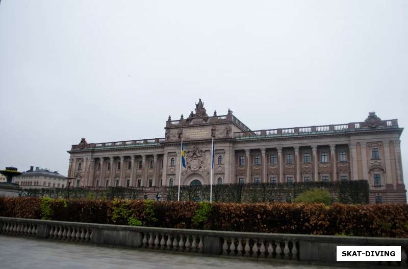 По дороге обратно у нас было достаточно времени, чтобы погулять по Стокгольму, вот, например, дворец в историческом центре города