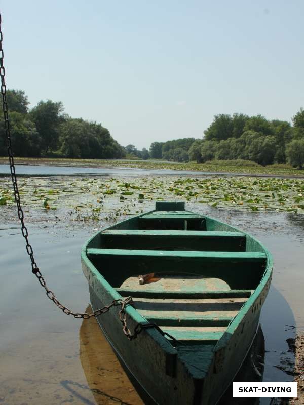 На реке местные люди хранят свои лодки, кто-то пристегивает, а кто-то просто ставит у берега, ведь воруют только в городах