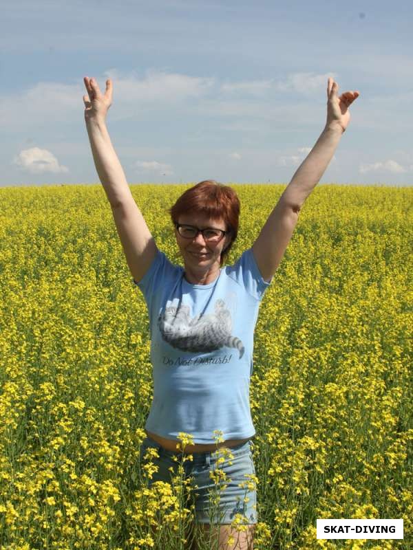 Гришина Елена, тонет в солнечных лучах, отраженных от солнечного поля