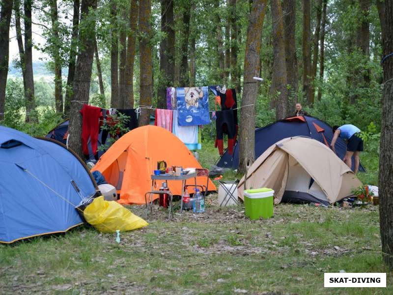 К концу субботнего дня лагерь наполнился разноцветными палатками и бытовыми принадлежностями