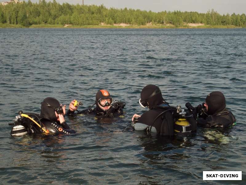 Надводный сабантуй, меняемся напарниками, обсуждаем новый план погружения