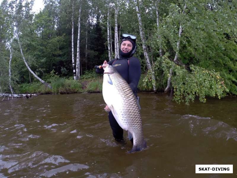 Ильюшин Дмитрий, что не дай ему в руки, на фото выглядит просто гигантским