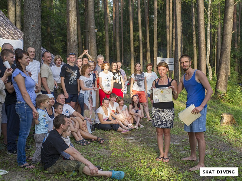 Ильюшина Ирина, Романов Артем, вручение сертификата Open Water Diver в день памяти Димы Кирюхина под аплодисменты такого количества людей