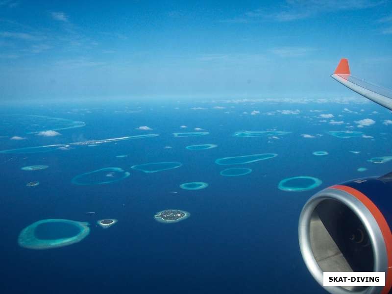 Утро первого дня, под крылом самолета появились Мальдивские атоллы