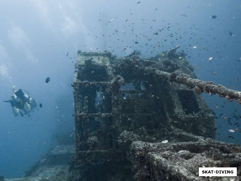 Крановая балка некогда бороздящего морские просторы транспортного корабля