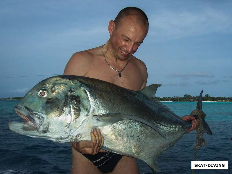 Ильюшин Дмитрий, а кроме дайвинга была еще и рыбалка. Первая пойманная Димой рыба на Мальдивах - каранкас под 30кг