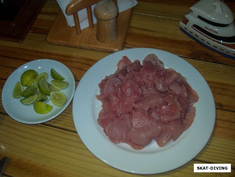 Сашими из тунца с лаймом и соевым соусом