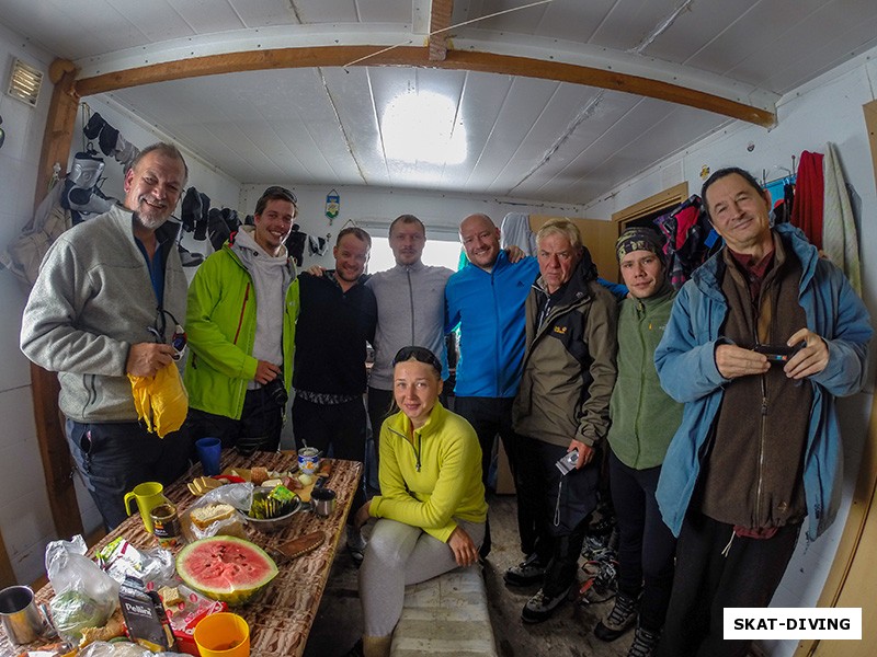 Команда альпинистов из Австрии и Германии заскочили к нам на чай, решили сфоткаться на память