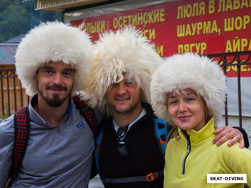 Романов Артем, Миронов Андрей, Кожемякина Снежана, у торговой палатки в долине Нарзанов