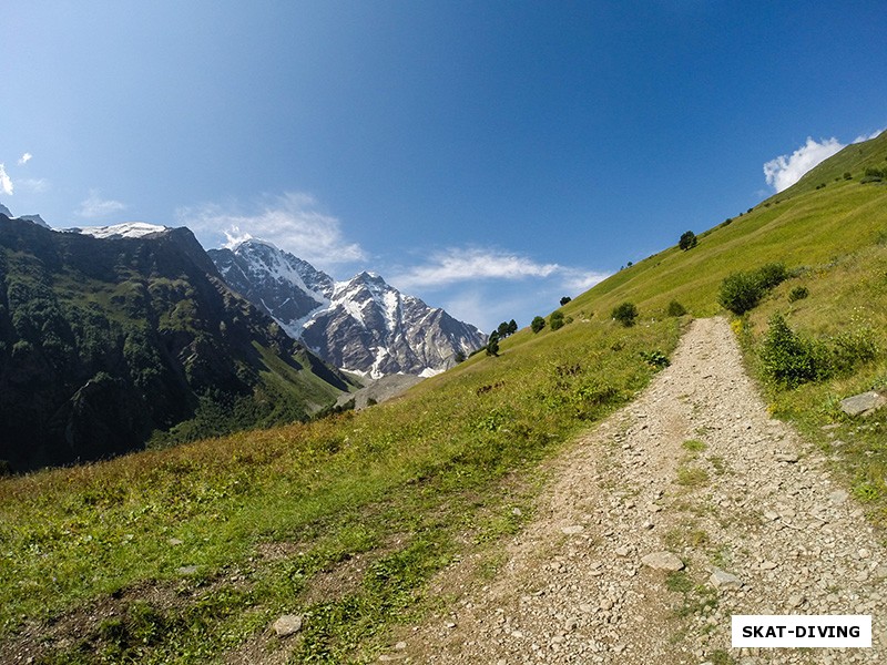 Тропа на гору Чегет, тысячи альпинистов начинают акклиматизацию именно с нее