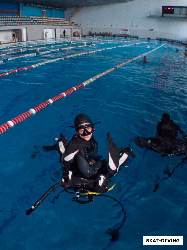 Адылина Екатерина, осваиваем технику одевания SCUBA на воде