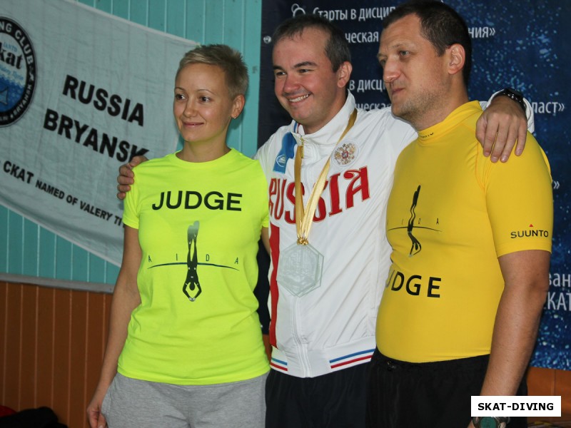 Муха Елена, Пангаев Александр, Рылов Денис, фото с судьями AIDA на память