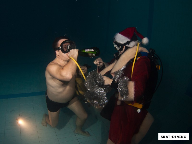 Богатов Сергей, имея многолетний стаж празднования Нового Года под водой уже может проводить мастер-классы по выпиванию шампанского