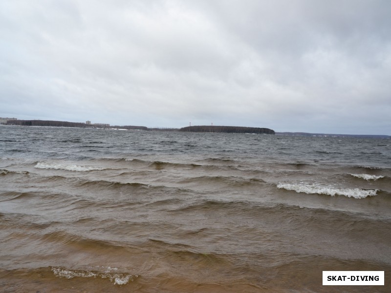 Водохранилище в этот раз было хмурое и неспокойное