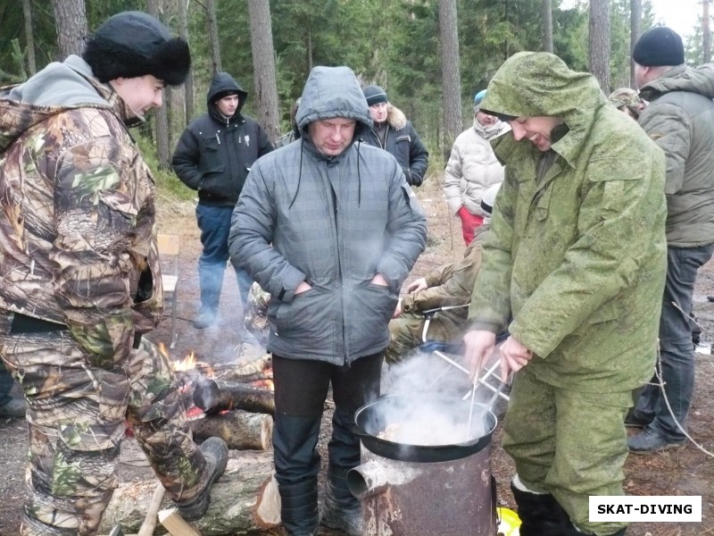 Глявин Данила, Петраков Дмитрий, Марченков Николай, начало приготовления плова