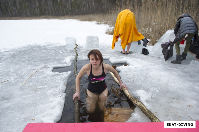 Маркина Марина, вход в ледяную воду