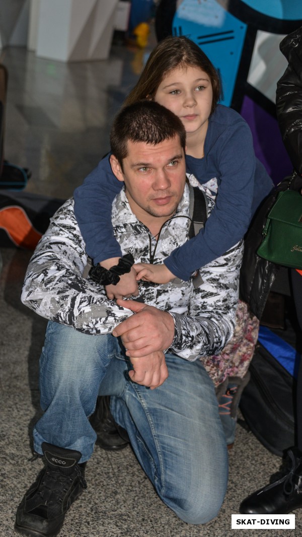 Макаров Александр, Макарова Полина, папа с дочкой в здании аэропорта Внуково ждут самолета на Адлер