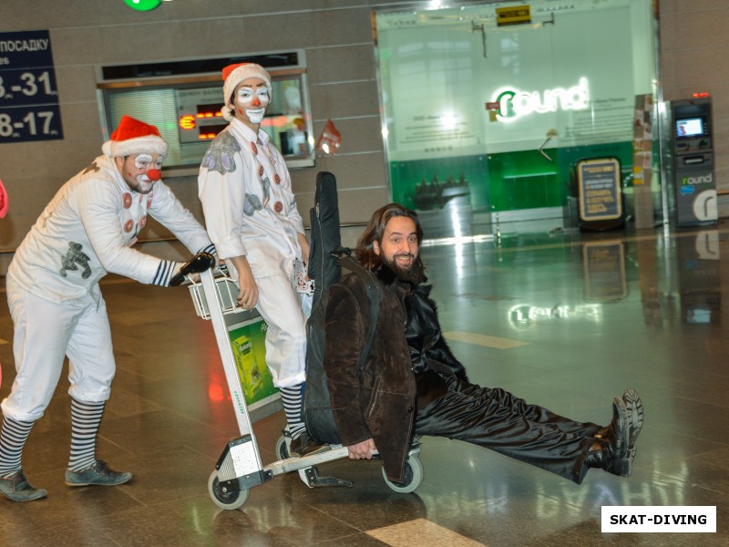 Старостенков Владимир, развлекается в аэропорту вместе с двумя прекрасными МУ-МУ