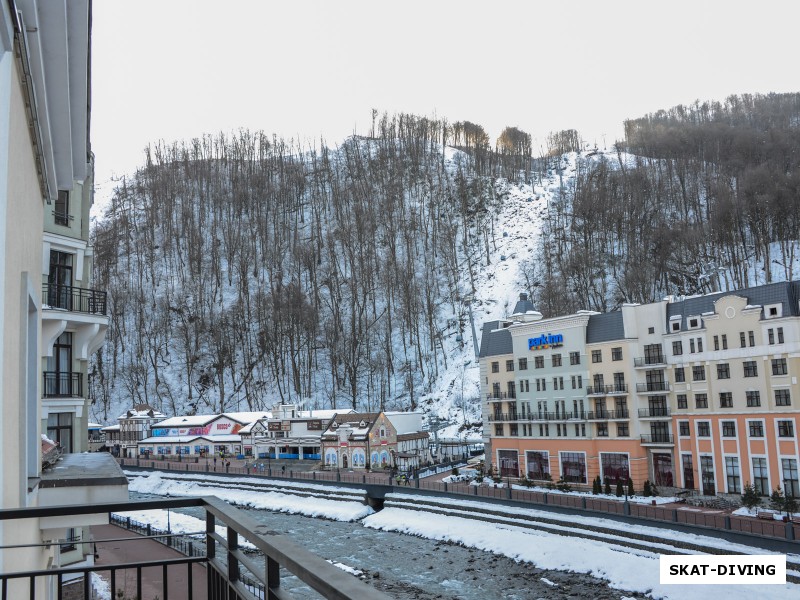 Вид с балкона номера, белый шлейф на горе - подъемник на горнолыжный курорт