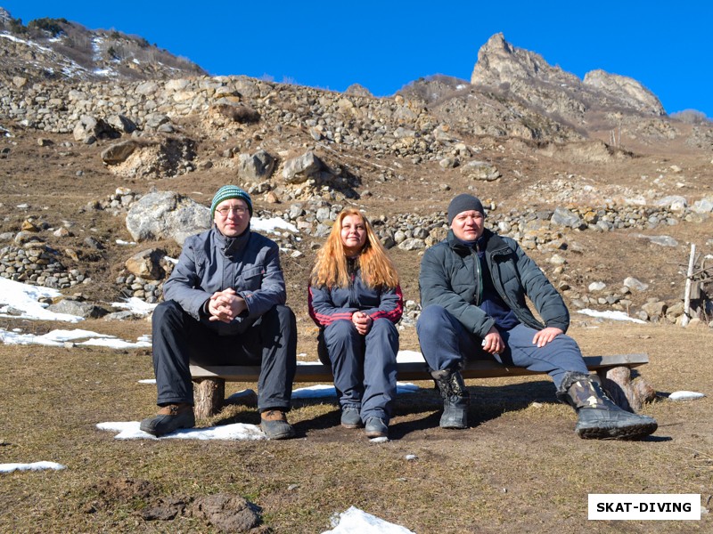 Гайдуков Максим, Леонова Наталья, Ильяшенко Кирилл, отдыхают на склоне горы