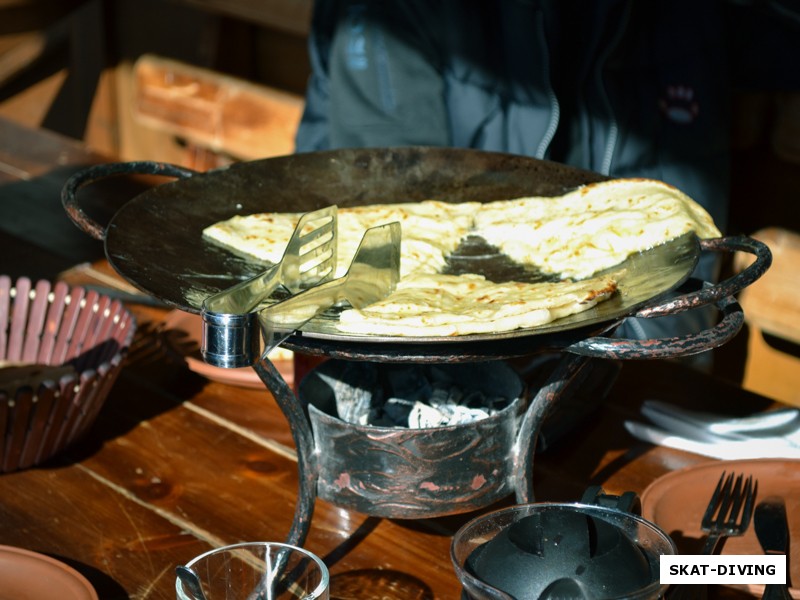 Хичины сопровождали нас на каждом застолье