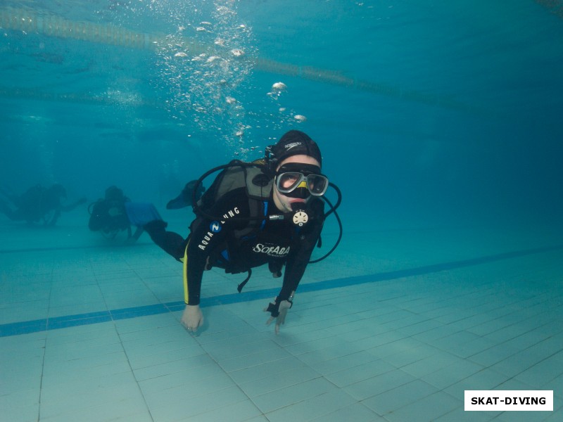 Гаврилина Анастасия, привыкает к движению в снаряжении по мелкой части бассейна
