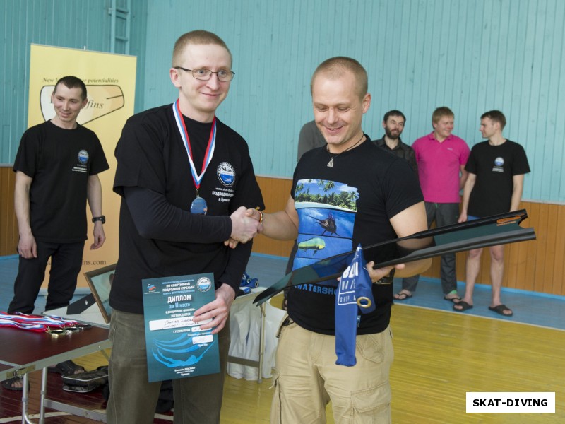 Смирнов Алексей, Клешнин Леонид, принимает поздравления и подарки от компании LEADERFINS за 2-е место в упражнении БИАТЛОН