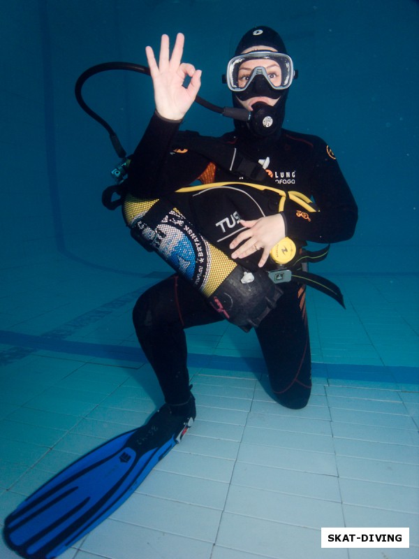 Тананыкина Елена, демонстрирует упражнение по снятию снаряжения под водой