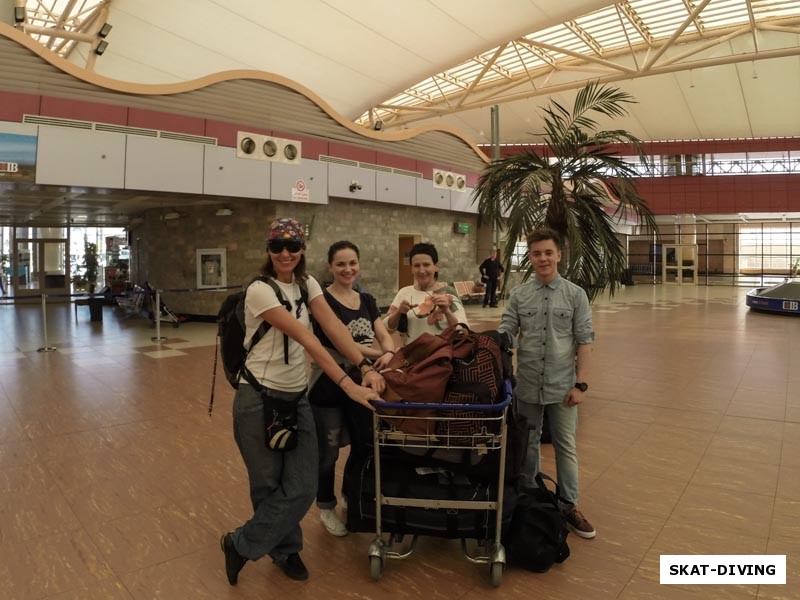 Романова Марина, Шайдт Ирина, Романова Галина, Сачков Анатолий, первые минуты в Египте, получили багаж в аэропорту Шарма