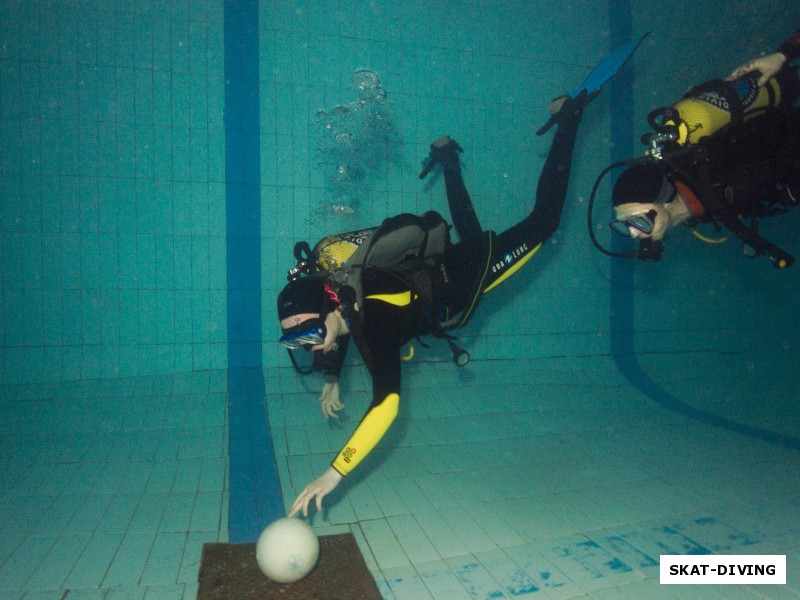 Под водой и в баскетбол играть можно