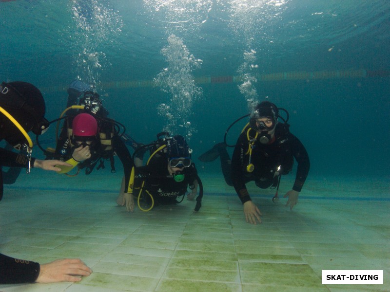 Инструктор показывает как нужно двигаться под водой