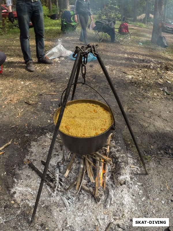 Вот и он – плов Паши Пырьева в казане на костре, уже многие годы 9-ое мая не обходится без него