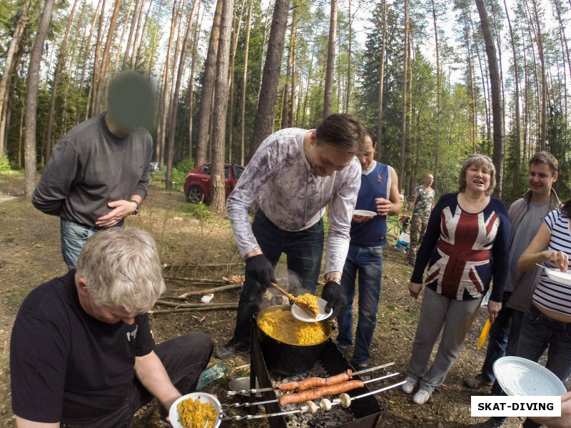 Пырьев Павел, Тюрина Ирина, пришло время раздавать плов, в очередь с тарелками становись