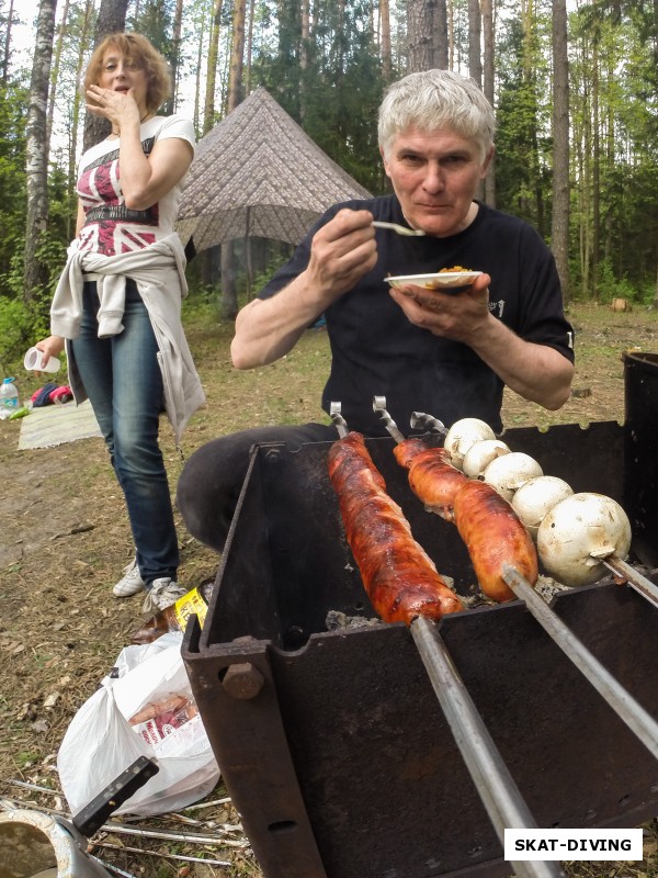 Истомин Дмитрий, уплетает Пашин плов, пока сам готовит вкусняшки на углях