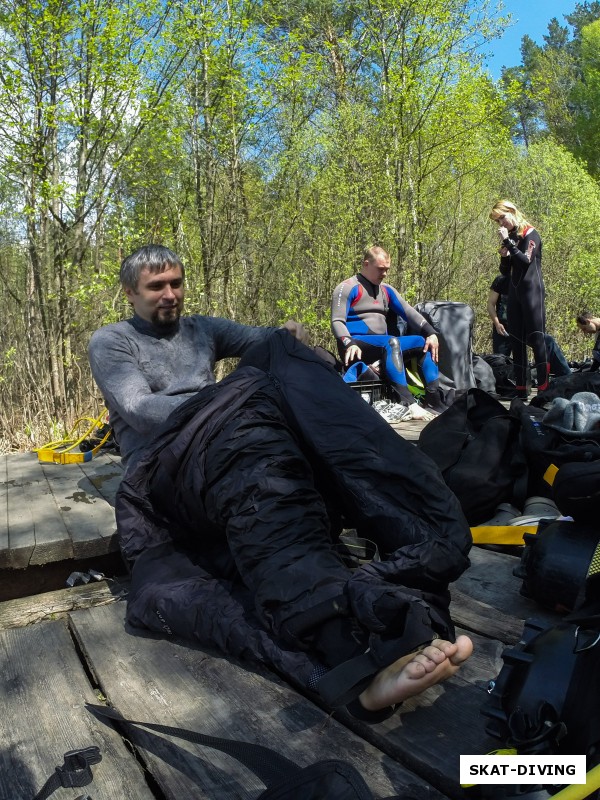 Зюков Роман, опытные дайверы ныряют в весеннюю воду только в сухих костюмах с правильными поддевами