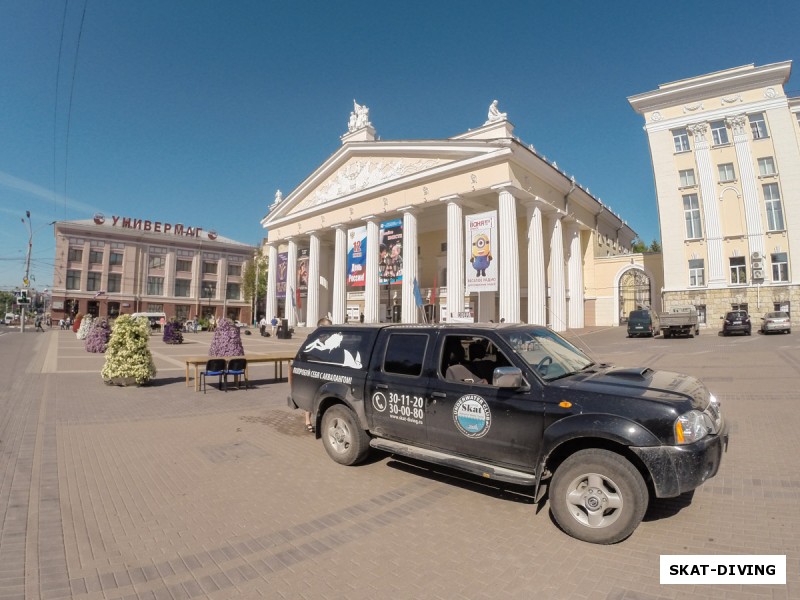 Можно сказать, что напуганные предстоящими перекрытиями движения в советском районе, мы прибыли на место раньше всех... Возникла также и идея поставить Ромину машину, так чтобы она рекламировала наши услуги на центральном проспекте