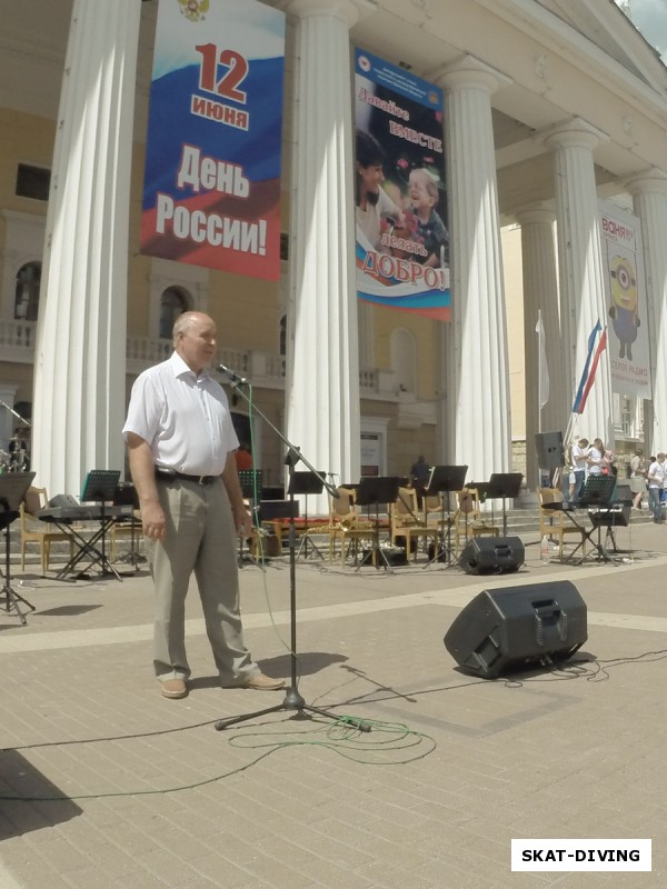 Виктор Вячеславович говорит свои напутственные слова собравшимся, еще через 20 минут мы соберемся и с миром поедем назад в клуб, ведь впереди 3 дня подводного БАЛАГАНА 2015