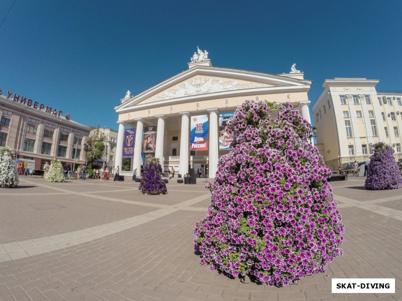 Площадь перед драматическим театром очень нарядна была. Разноцветные высокие клумбы...