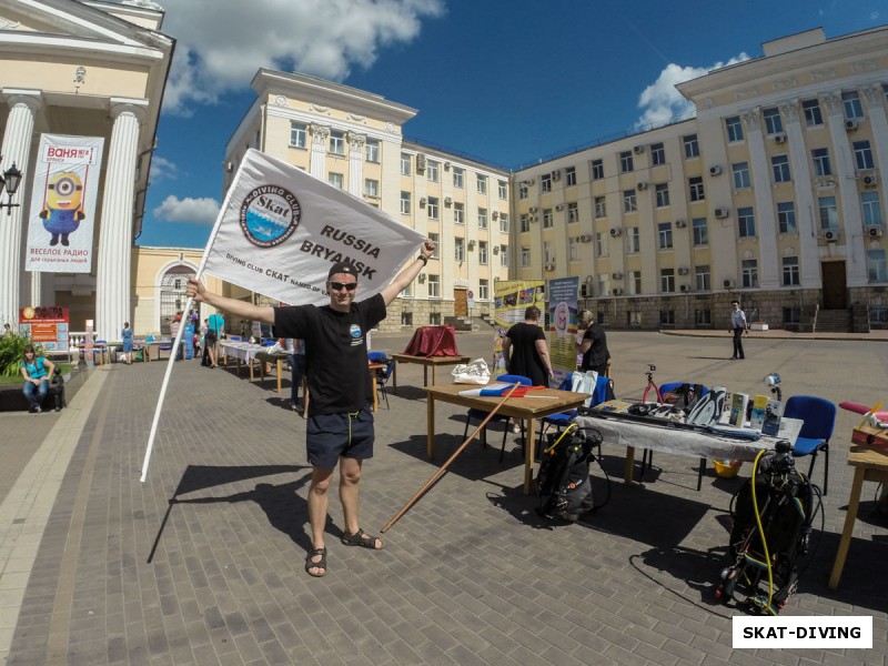 В процессе оформления наше выставочного места удалось добыть флагшток и водрузить на него знамя нашего клуба СКАТ