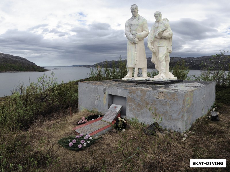 Лиинахамари – затерянное местечко на Кольском полуострове. В октябре 1944 был взят штурмом в результате невероятно дерзкой операции советских разведчиков и моряков. Памятник, посвященный участникам той операции, установлен на берегу Баренцева моря