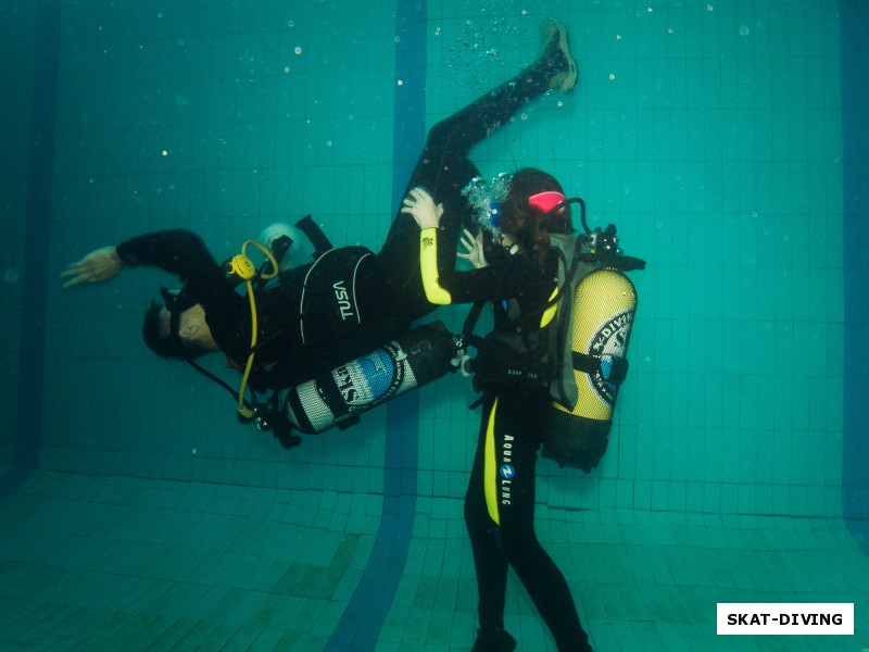 Лузянин Дмитрий, Гаврилина Анастасия, под водой можно вот так запросто поднять за ноги своего молодого человека…
