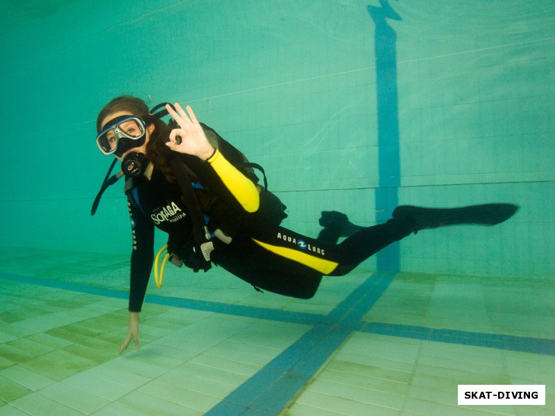 Гаврилина Анастасия, уверенно двигается под водой, опыт фридайвинга и нескольких погружений с аквалангом виден сразу…