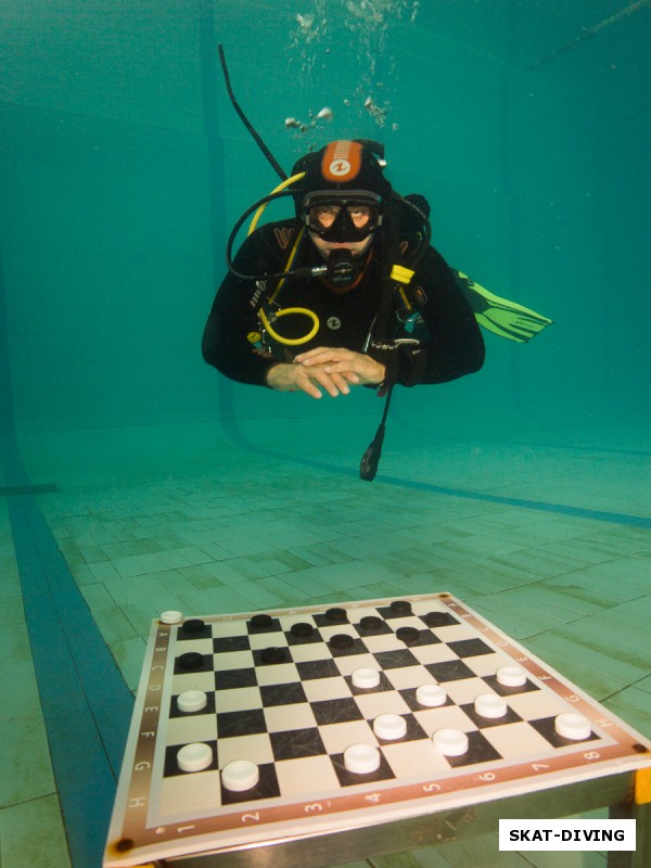 Дегтярев Виктор, игра в шашки под водой – отличная тренировка зависания