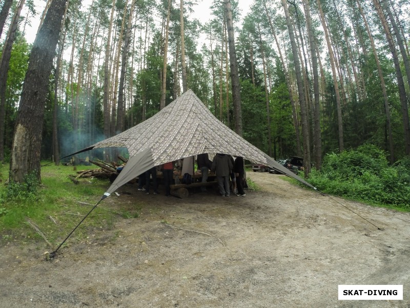 Первым делом, пока женская половина клуба накрывала на стол, ребята принялись устанавливать навес...