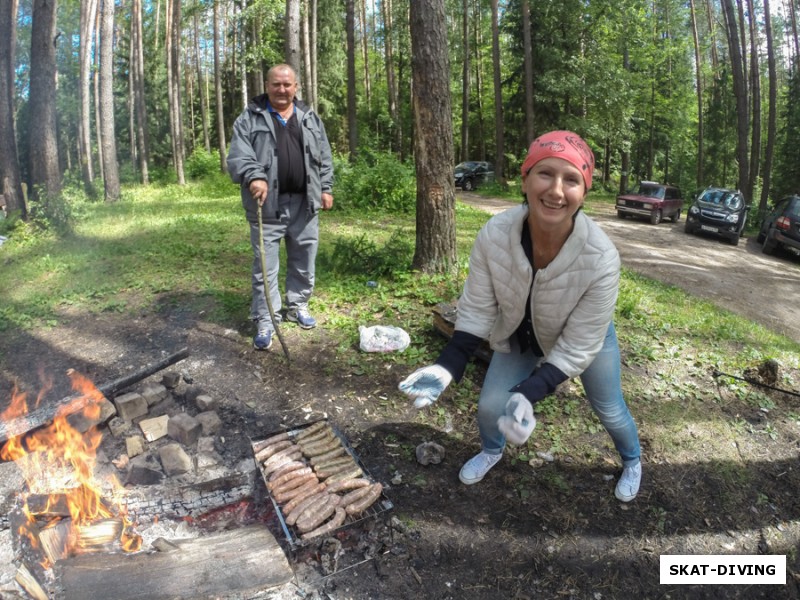 Зимин Алексей, Романова Галина, и презентация сарделек на костре