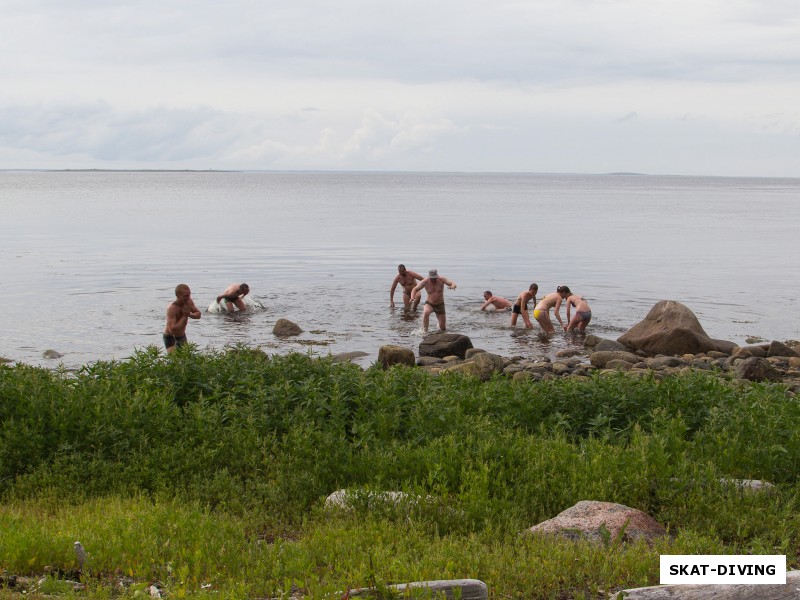 Температура воды всего 9 градусов, но после ТАКОЙ бани на раскаленных камнях, облитых морской водой, холодная вода кажется почти кипятком