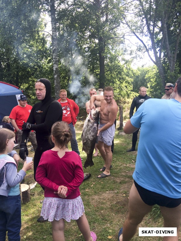 Пока мы горевали, счастливчики взвешивали свои трофеи и фоткались с ними