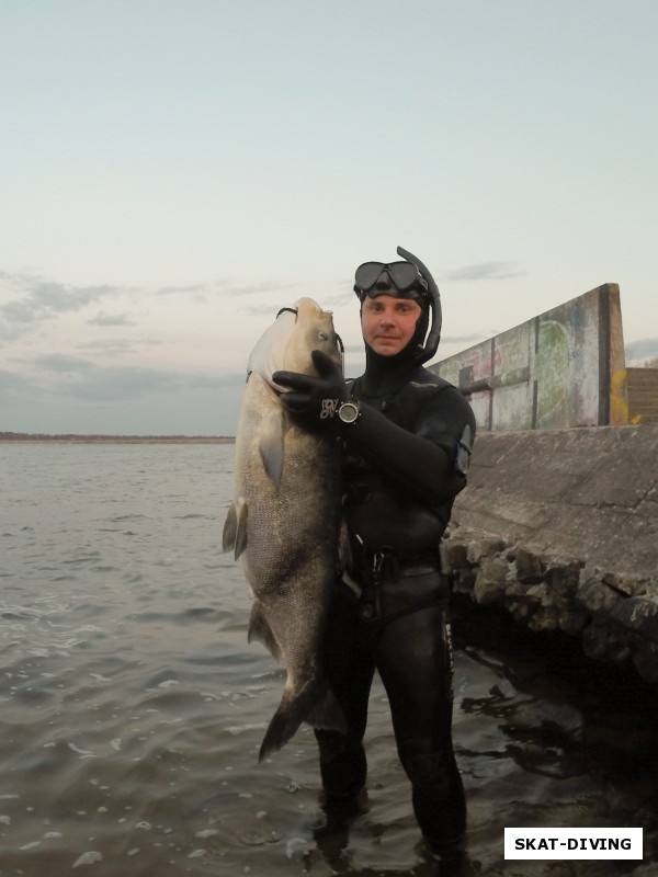 Субботин Валерий, знатный толстолобик, добытый на секретном водоеме