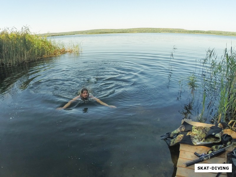 Перед тем как надевать костюм можно и искупаться, благо вода была еще не очень холодной: 16 градусов